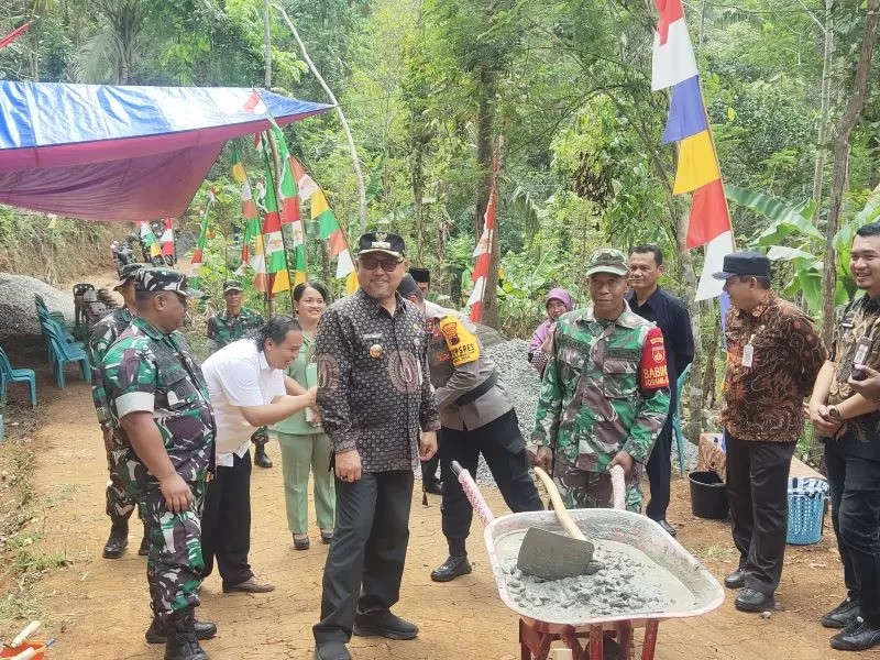 Upacara  Pembukaan TMMD Sengkuyung Tahap IV di Desa Redin