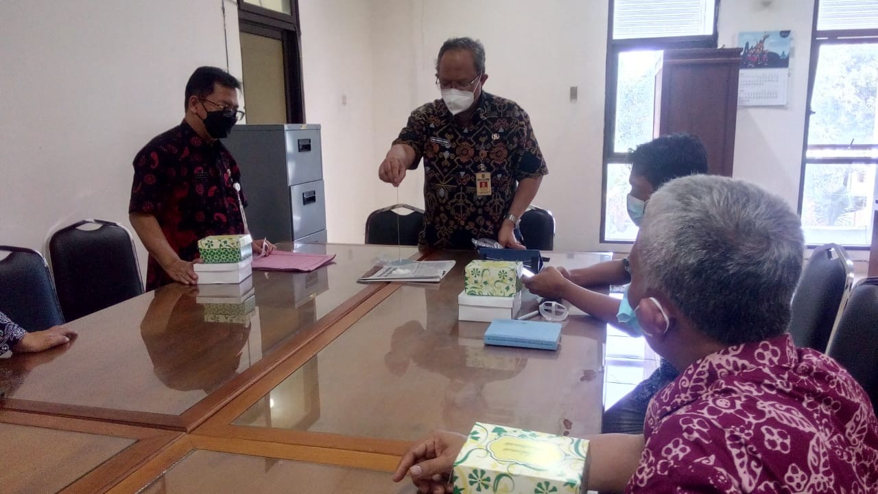 Menghadiri undangan rapat percepatan penyaluran program bantuan sosial