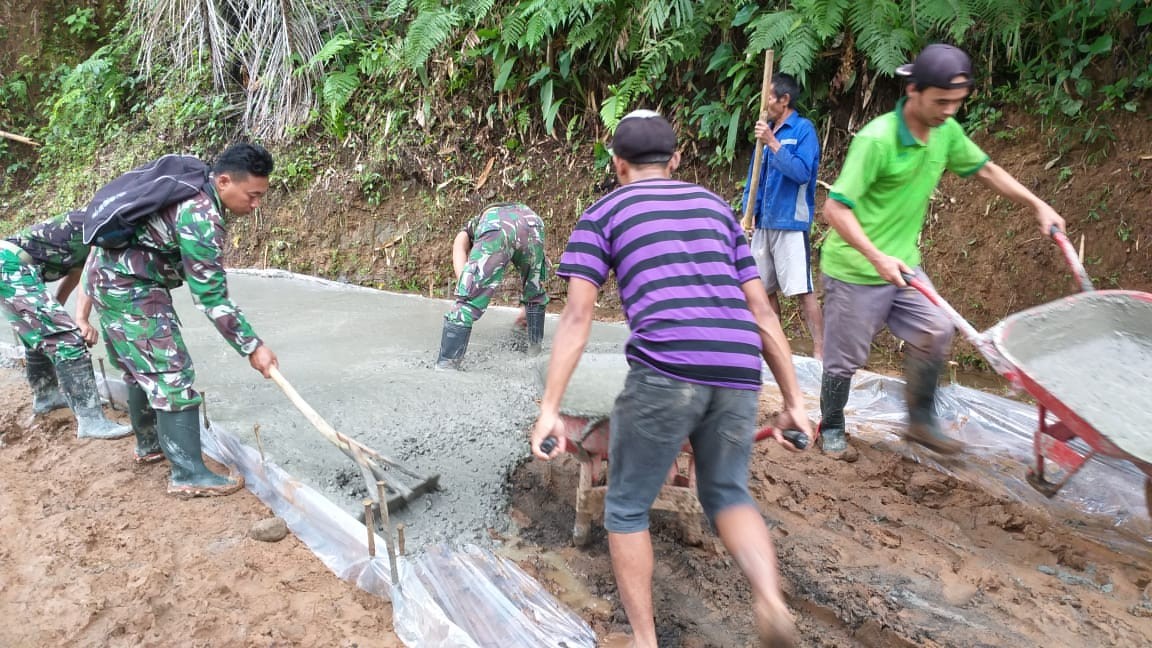 Pelaksanaan kegiatan fisik TMMD Sengkuyung tahap II pembangunan rabat beton menuju lokasi wisata curug muncar terlaksana 50%. Sinergi TNI dan warga masyarakat mempercepat proses pembangunan.