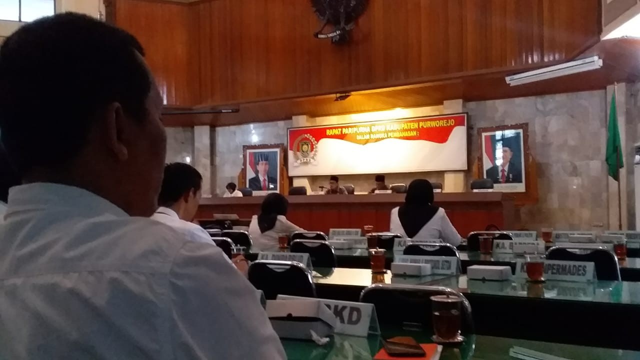 Menghadiri_rapat_paripurna_DPRD.jpg