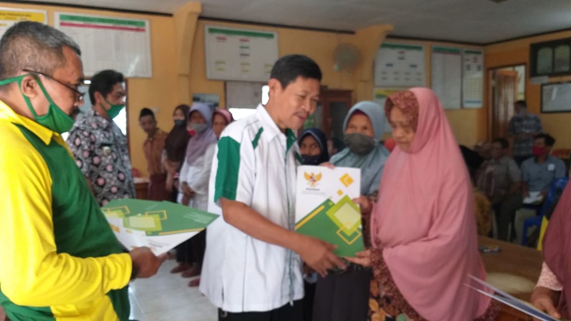 Penyerahan bantuan untuk kaum dhuafa sebanyak 20 orang dari Baznas Kabupaten Purworejo dalam rangka Kegiatan TMMD Sengkuyung tahap II di Desa Kaliwungu Kecamatan Bruno tanggal 7 Juli 2020.