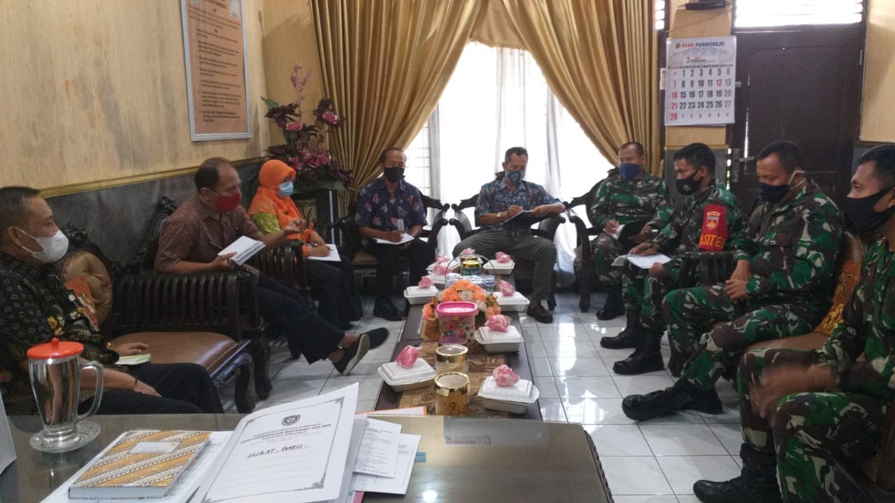 Rapat koordinasi persiapan pelaksanaan pembukaan tmmd sengkuyung tahap 1 tahun 2021 di ruang kepala dinpermades kab. Purworejo