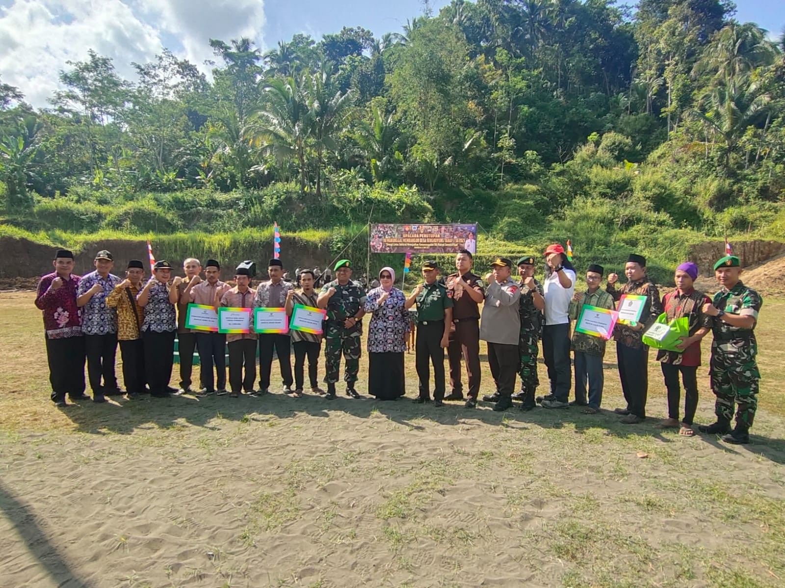 Upacara penutupan TMMD Sengkuyung Tahap I di Desa Sedayu Kec. Loano