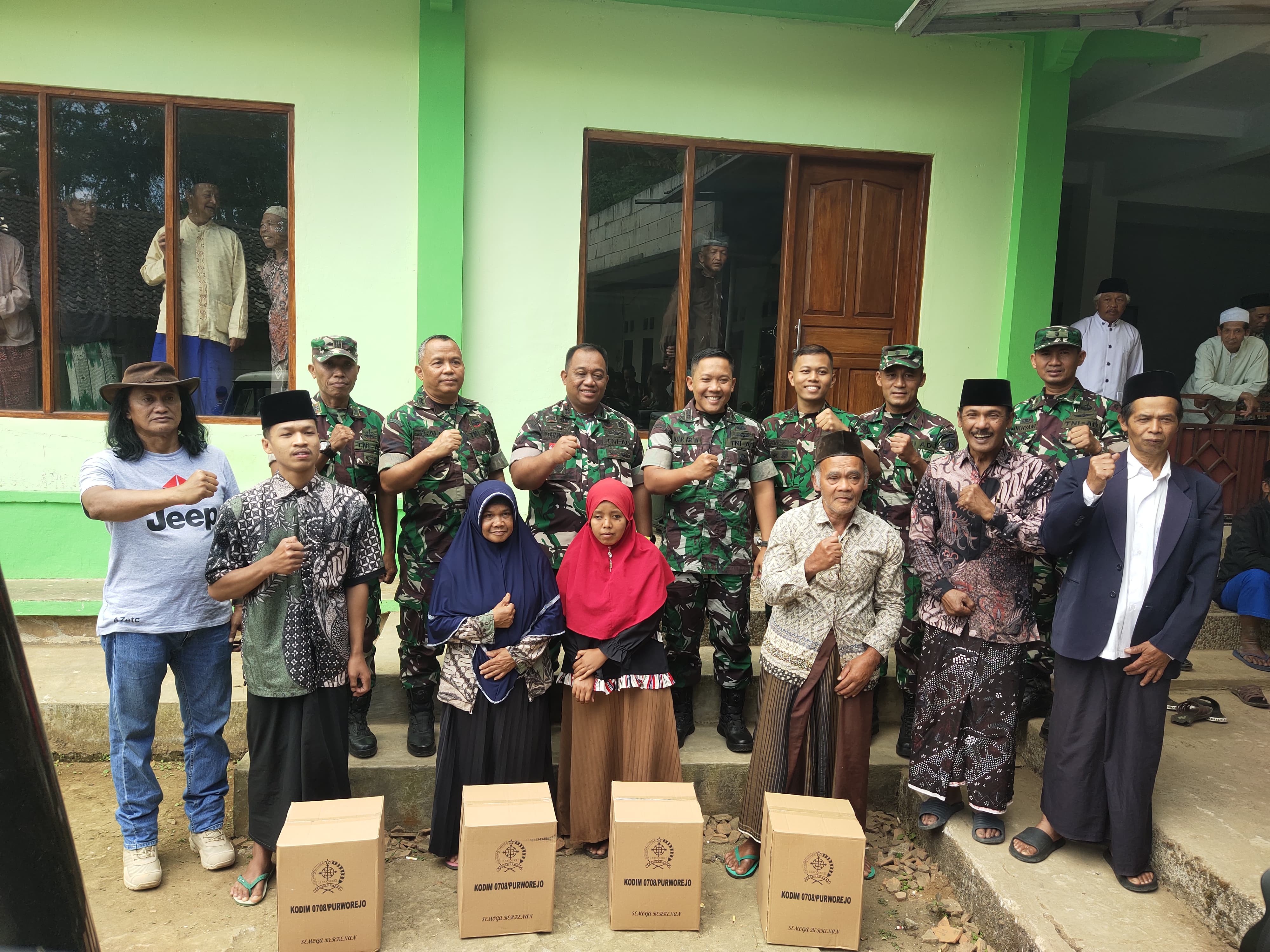 Penyerahan Bantuan Sembako di Lokasi Sasaran Tambahan TMMD di Desa Benowo