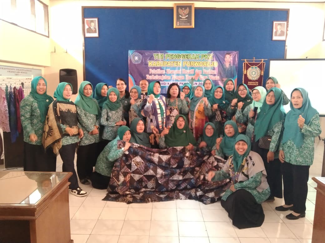 Pelatihan Ekonomi Kreatif dan Fashion Berkelanjutan dengan Konsep Zero Waste Bagi Kader PKK