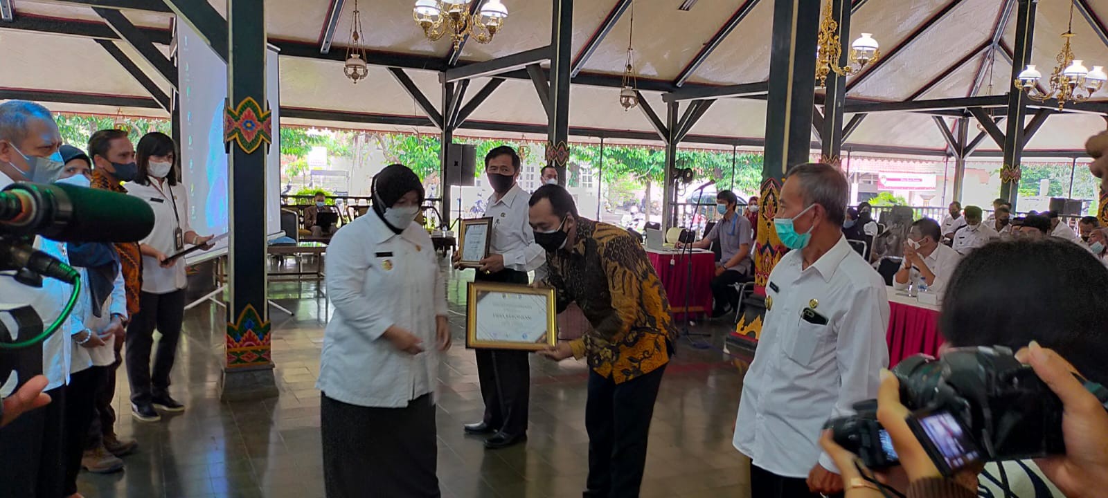 Pemberian penghargaan desa inklusi dan refleksi meeting bersama pemerintah desa dlm upaya melakukan perubahan inklusi di tk desa sebagai rangkaian peringatan hari disabilitas internasional 2021 tgl 15