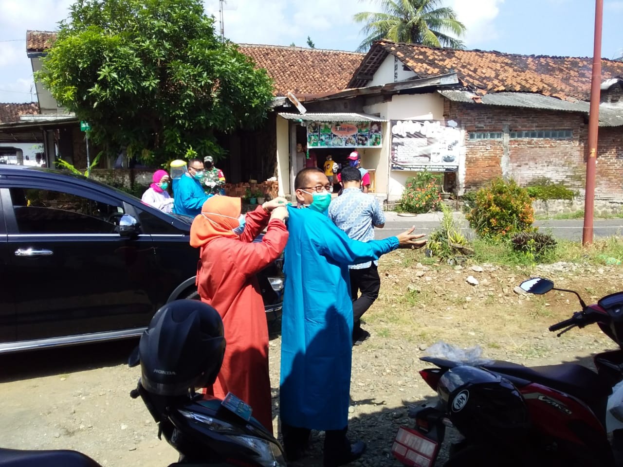 Kadinpermades  dg APD lengkapnya sesuai anjuran pmrth  mendampingi Bupati pwr dlm rangka penyerahan bantuan ke posko pengamanan penyebaran covid 19 di posko kel Baldono kamis, 30 april 2020.