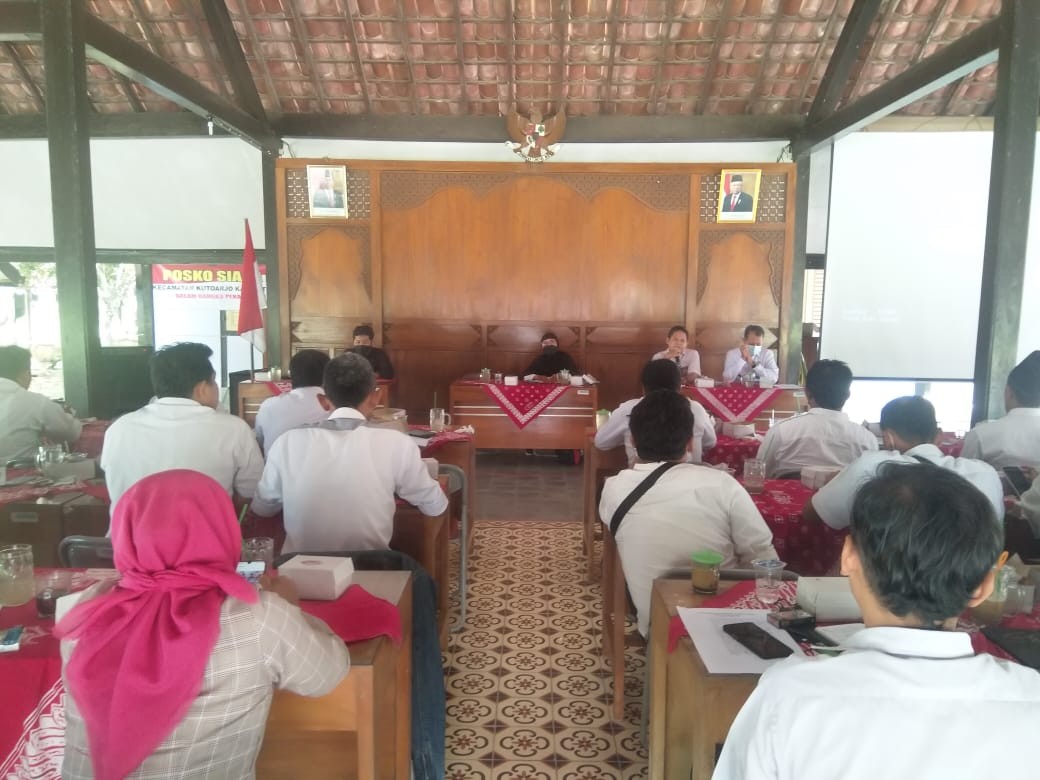 Narasumber dalam sosialisasi percepatan penyusunan APBDesa TA 2022 yang dihadiri oleh Sekdes SE Kecamatan Kutoarjo bertempat di aula kecamatan Kutoarjo pada hari Rabu tanggal 22 Desember 2021